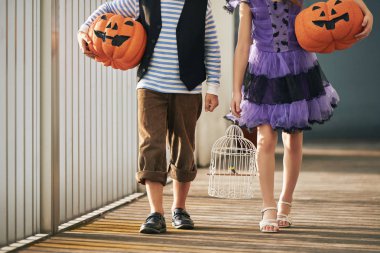 çocuklar için Halloween süslemeleri taşıyan