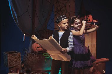 Çocuk kostümleri korsan gemisi üzerinde oynama