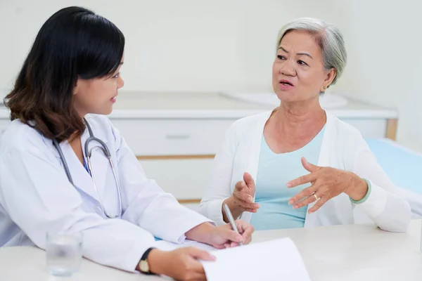 Krankenschwester schreibt Beschwerden — Stockfoto