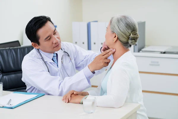 Arzt überprüft Seniorin — Stockfoto