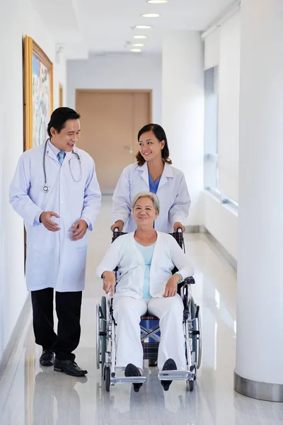 Medico con infermiere e paziente — Foto Stock