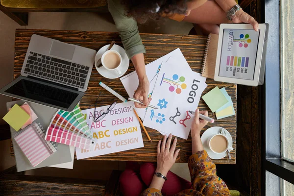 Mujeres eligiendo el logo para el proyecto de start-up — Foto de Stock