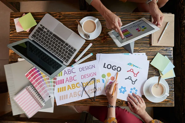 Businesswomen discussing design of website — Stock Photo, Image