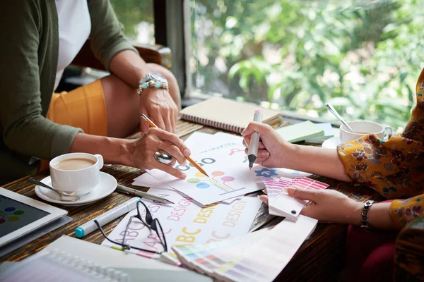 Businesswomen elegir el color para el logotipo — Foto de Stock