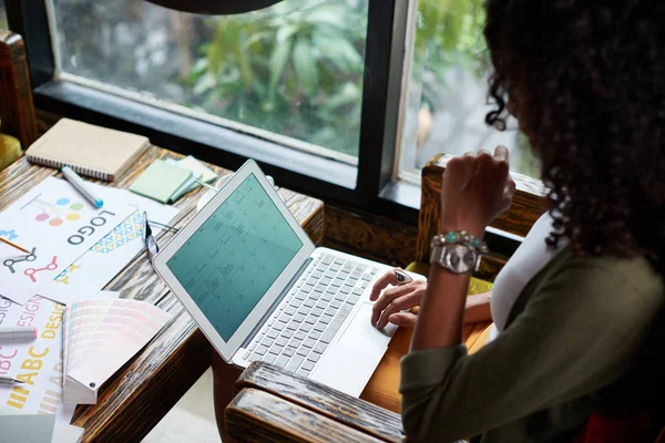 Business signora pianificazione settimana in laptop — Foto Stock