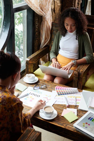 Mujer creativa trabajando en el ordenador portátil — Foto de Stock