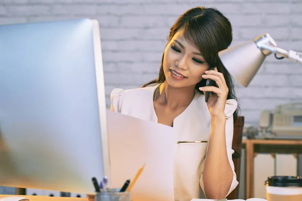 Affärskvinna pratar i telefon — Stockfoto