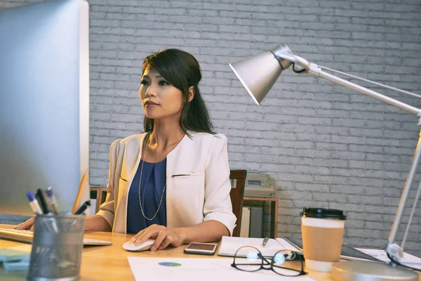 Zakenvrouw werkt op de computer — Stockfoto