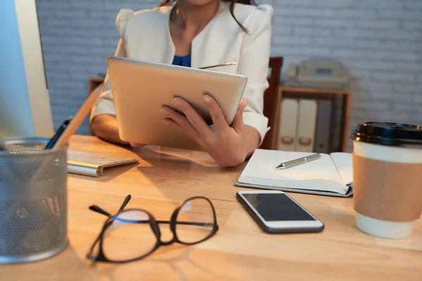 Business lady using tablet computer — Stock Photo, Image