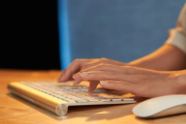 Führungskräfte tippen auf der Tastatur — Stockfoto