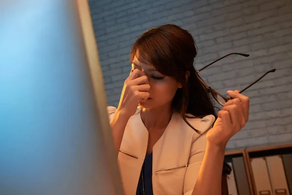 Zakenman die moe zijn van problemen op het werk — Stockfoto