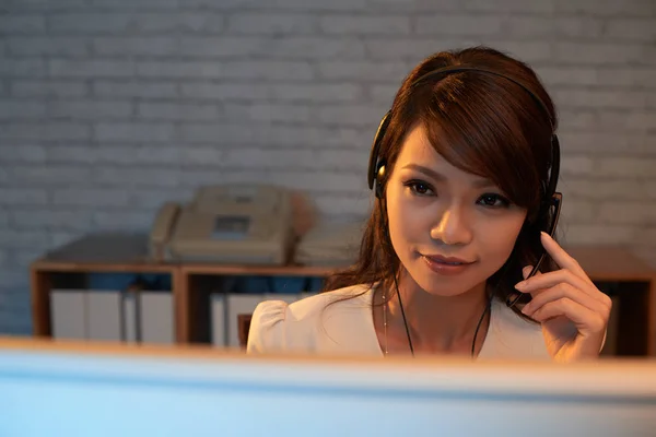 Mujer de negocios usando auriculares en el trabajo —  Fotos de Stock