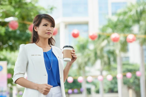 Geschäftsführer mit Kaffee zum Mitnehmen — Stockfoto