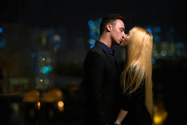 情侣亲吻对方 — 图库照片
