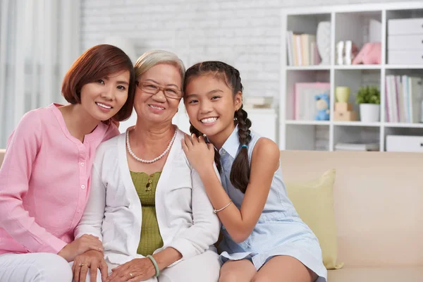 Vrouwelijke generatie van Vietnamese familie — Stockfoto