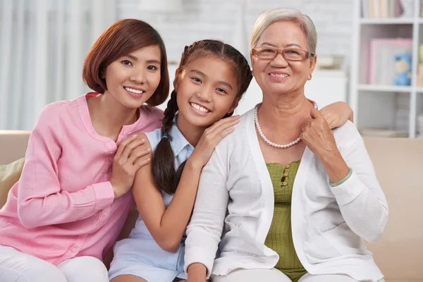 Abraçando família asiática — Fotografia de Stock