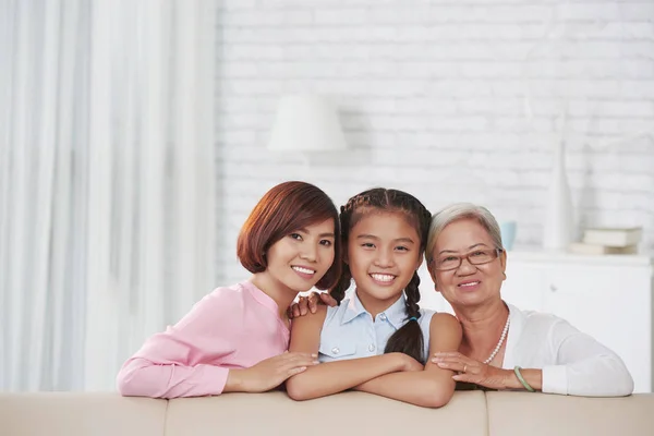 Menina com mãe e avó — Fotografia de Stock