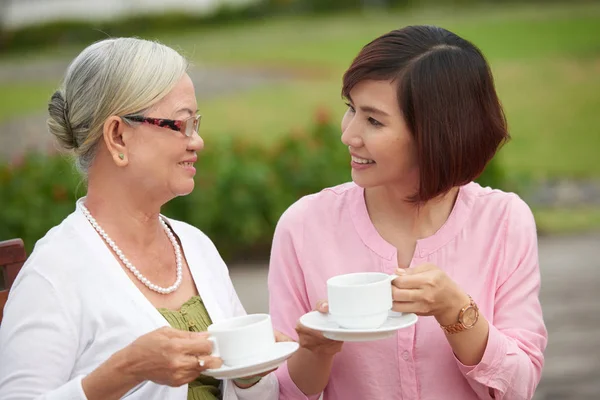 Donna e madre matura godendo di tè — Foto Stock