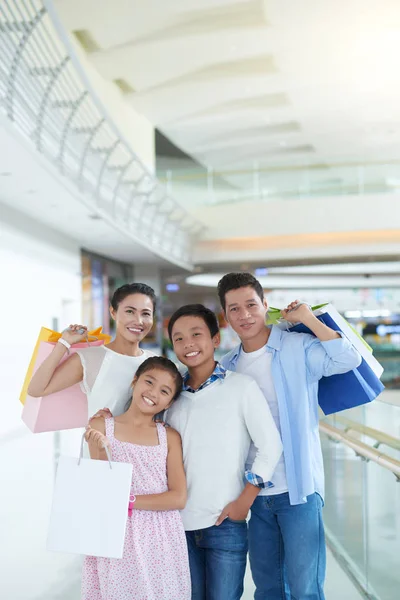 쇼핑몰에서 쇼핑 하는 가족 — 스톡 사진