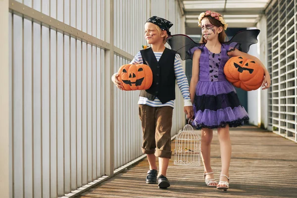 Kinderen die pompoenen voor Halloween — Stockfoto