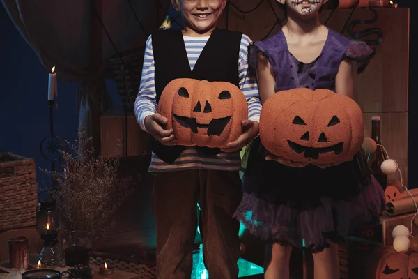 Barn håller jack-o-lantern pumpor — Stockfoto