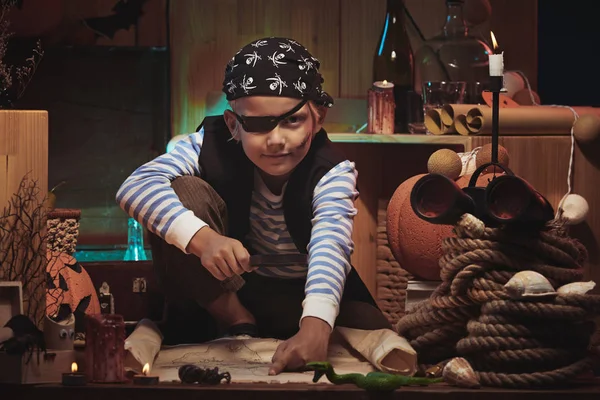 Маленький пират с картой сокровищ — стоковое фото