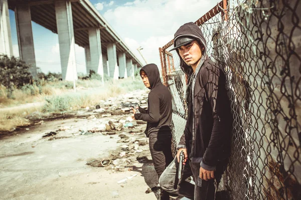 Gangsters con pistolas de pie en el gueto — Foto de Stock