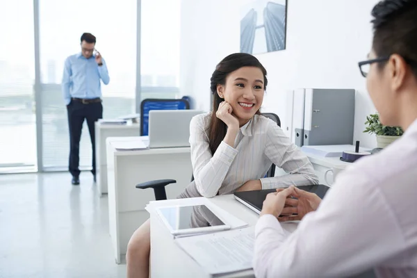 Zakelijke dame chatten met collega — Stockfoto