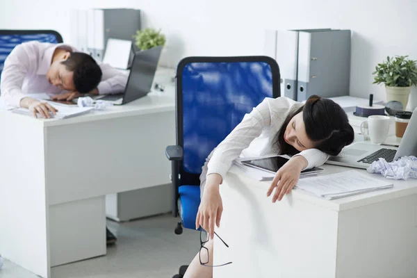 Affärsmän som sover i office — Stockfoto