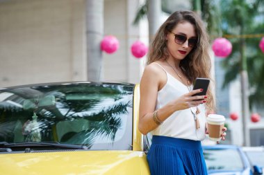 Kadın eve servis kahve ile