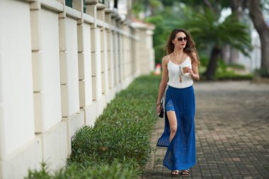 kadının kahve açık havada yürürken