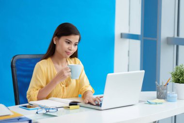 kahve içme ve çalışma iş kadını