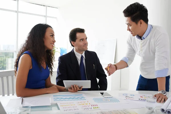 Diseñador mostrando ideas a los inversores — Foto de Stock