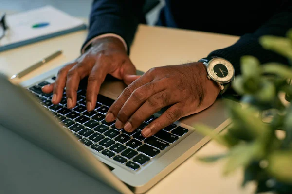 Manos de negocio ejecutivo escribiendo en el ordenador portátil —  Fotos de Stock