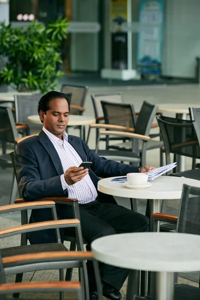 Businessman reading message on phone — Stock Photo, Image