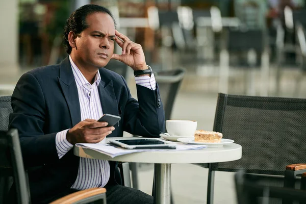 Empresario almorzando en la cafetería al aire libre — Foto de Stock