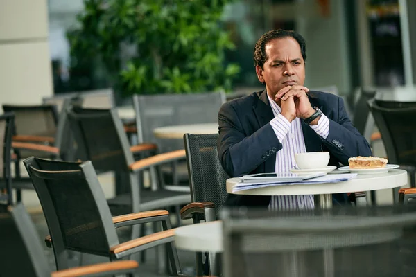 Geschäftsleiter sitzt im Café im Freien — Stockfoto