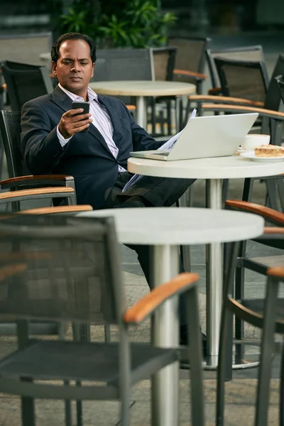 Business executive läsa meddelande på telefon — Stockfoto