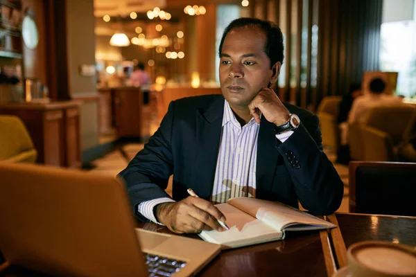 Företagsledare som arbetar på laptop i restaurang — Stockfoto
