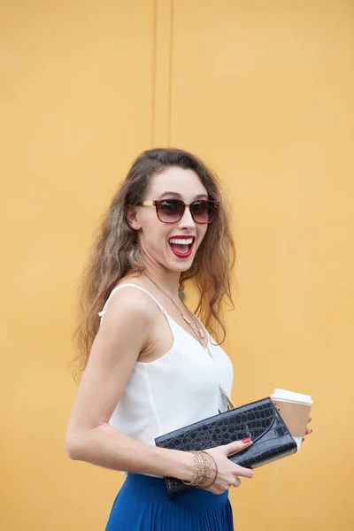 Woman in sunglasses smiling at camera — Stock Photo, Image