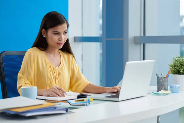 Donna che lavora sul computer portatile in ufficio — Foto Stock