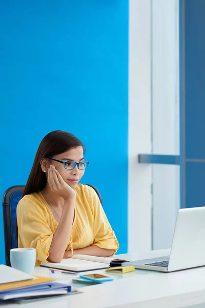 Podnikatelka v brýlích čtení něco na laptop — Stock fotografie