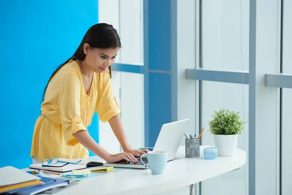 Geschäftsfrau arbeitet im Büro am Laptop — Stockfoto