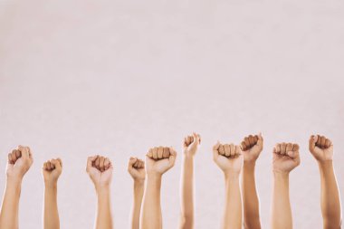 Yumruklarını havaya kaldırdı insan