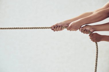 Eller insan halat çekme