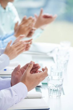 iş adamları tanıtımı alkış