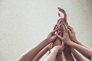 Birçok eller havaya kaldırdı