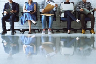 çalışma sırasında bekleyen insanlar