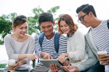 tablet bilgisayarda seyir bir şey öğrenciler