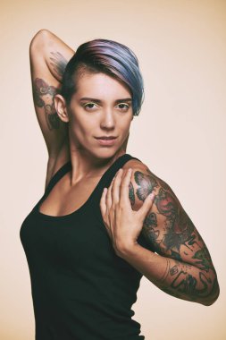 yaratıcı saç modeli ve dövmeler kadın ile